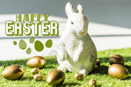 金鸡和蛋附近的绿草上的装饰兔子带快乐复活节插图图片