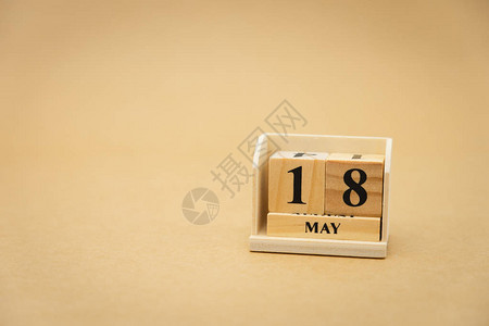 5月18日木制日历上老式木抽象背景使用作为背景的通用日概念图片