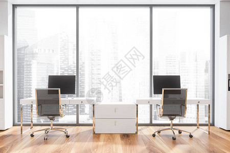 内设有白色墙壁全景窗口和城市风景两台白色计算机桌子和金属椅子的经图片