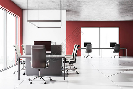 内置有白墙和红色墙壁加瓦地板和带椅子的灰色桌子的开放空间办公室图片