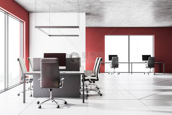 内置有白墙和红色墙壁加瓦地板和带椅子的灰色桌子的开放空间办公室图片