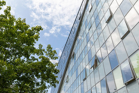 现代建筑有玻璃反映表面孔与天空背景图片