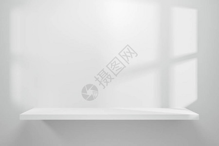 白色桌子陈列柜和墙壁背景上的空架子的正面视图图片