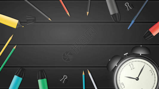 黑板背景文具记号笔荧光笔铅笔钢笔和一块旧手表背景图片
