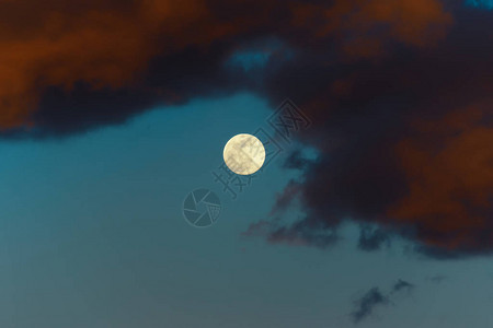 抽象的风景戏剧夜空暗红色的云和明亮的月亮图片