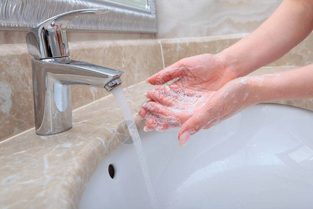 预防疾病洗手和个人卫生一张认不出来的照片预防冠状流行病的威胁复制空图片