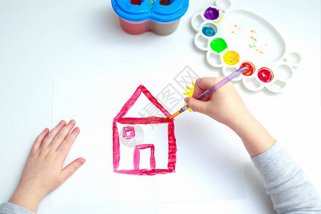 女孩的顶端景色在一张大白纸上画下她的梦中房子孩图片