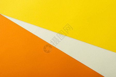 带有白色黄色和橙色亮纸的抽象几何背景图片