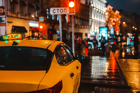 湿夜城市街道雨散景反射明亮多彩灯水坑人行道汽车前灯照明反射湿柏油路图片