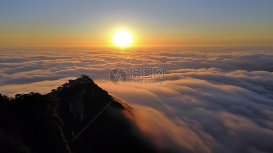 山顶的日出图片