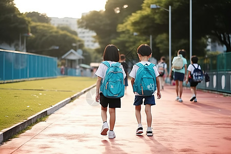 小学生背着背包上学放学图片