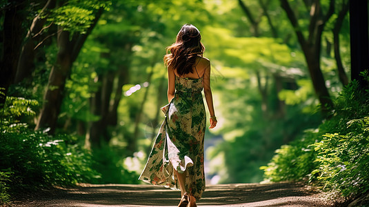 年轻漂亮女性夏天漫步在森林里图片