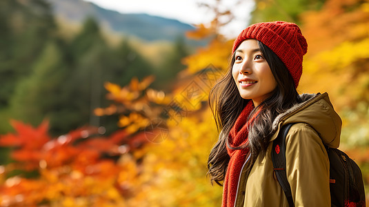 美女在秋天小路上享受徒步旅行背景图片