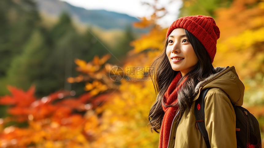 美女在秋天小路上享受徒步旅行图片