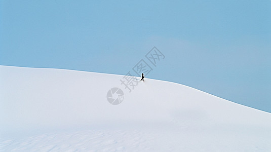 一个小小的卡通人物剪影走在平坦的山坡上唯美简约风景插画图片