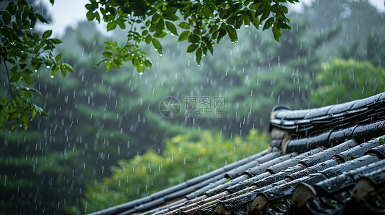 大雨中唯美的古风屋顶一角图片