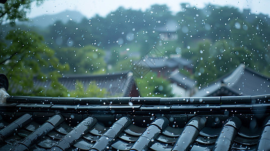 大雨中唯美的屋檐在流水图片