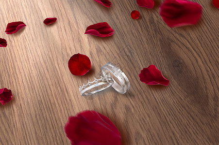 情侣心形戒指红色玫瑰花瓣浪漫场景背景图片