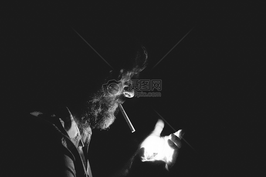 图片 照片 人物情感 点烟的人.jpg