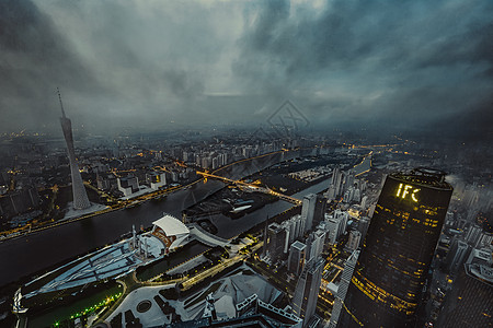 清晨阴天里的广州东塔高清图片