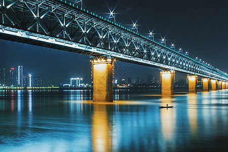 武汉夜晚灯光全亮的长江大桥图片