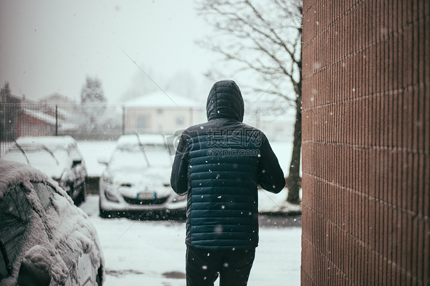 下雪天一个男人的背影