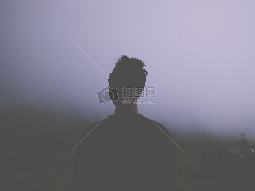 被反射的男人影子