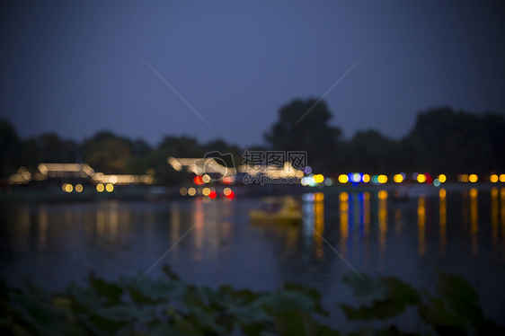 温暖模糊的夜景古城图片