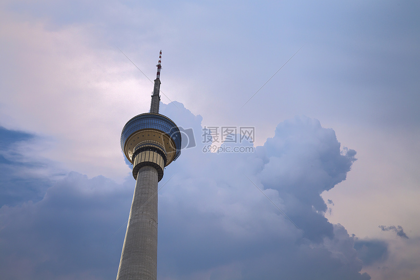 彩云上的中央电视塔图片