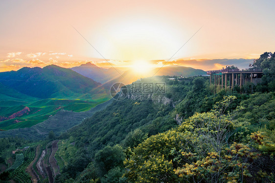 高山 山顶的云图片