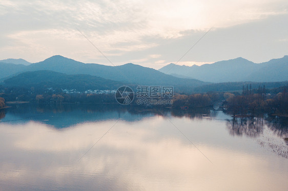 清晨宁静的湖水图片