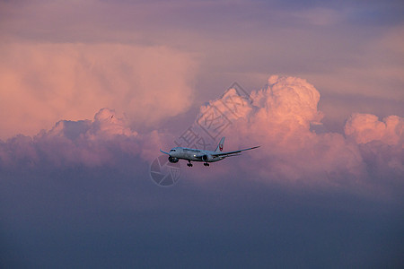 云中漫步 飞机背景图片