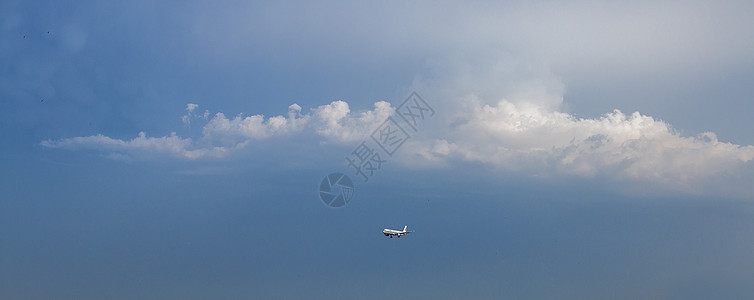 空中漫步云中漫步 飞机背景