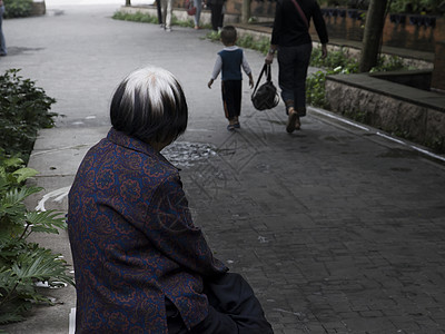 独坐的老人老人小孩高清图片