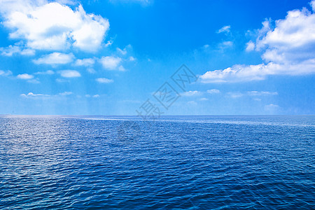 平静的海面蓝天白云大海背景