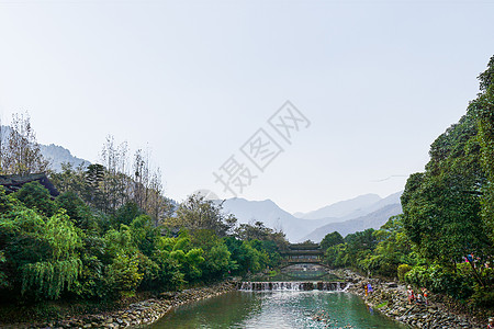 清澈的小溪溪水背景