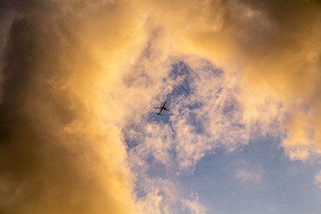 天空灰云中漫步背景