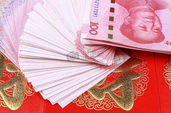包着100元人民币的红包