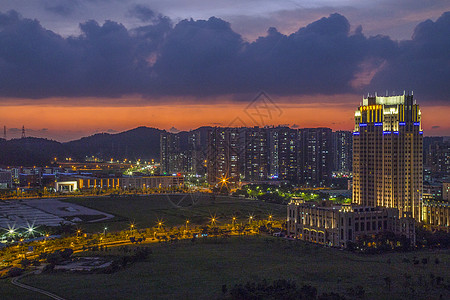 火烧云的城市背景图片