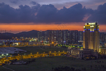 火烧云的城市背景图片