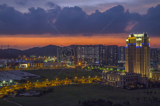 火烧云的城市图片