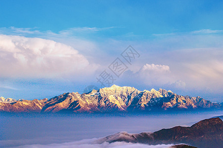 黄昏山黄昏下断背山上空的火烧云背景