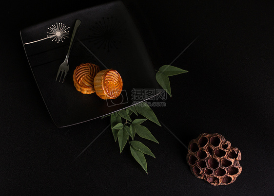 中秋传统美食月饼摆拍黑色背景图片