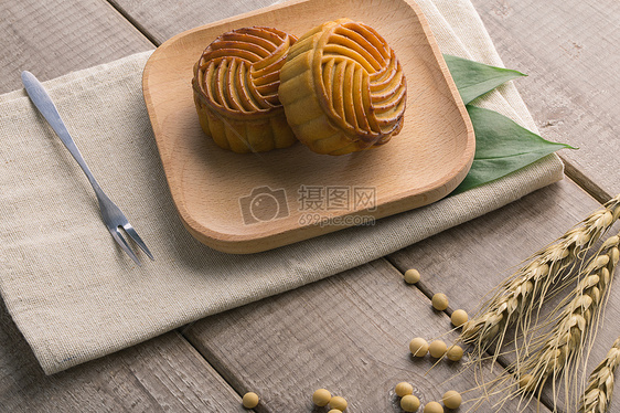 中秋节传统美食月饼摆拍图片