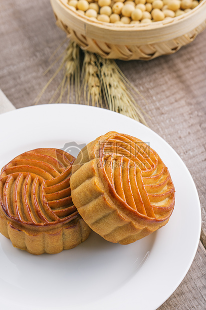 中秋节传统美食月饼摆拍图片