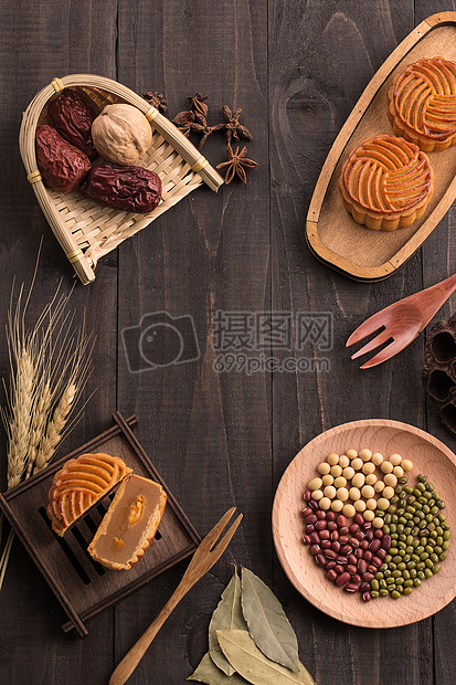 中秋传统食品月饼木板背景摆拍图片