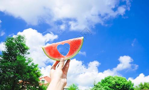 切开的水果天空中的爱心西瓜背景
