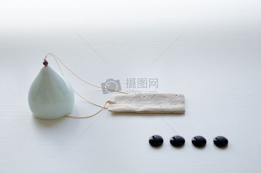 风铃和围棋构成的日式简约背景图片