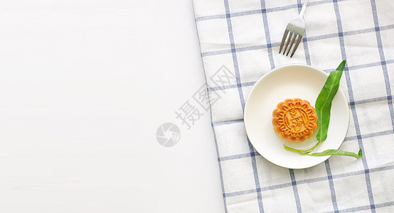 中秋节吃豆沙月饼背景图片