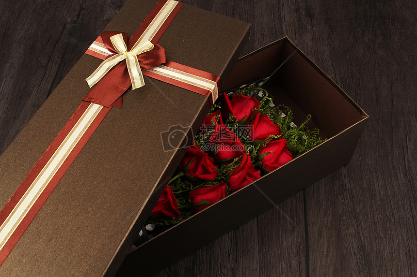 ‘~一束在礼物盒子里面的玫瑰花  ~’ 的图片